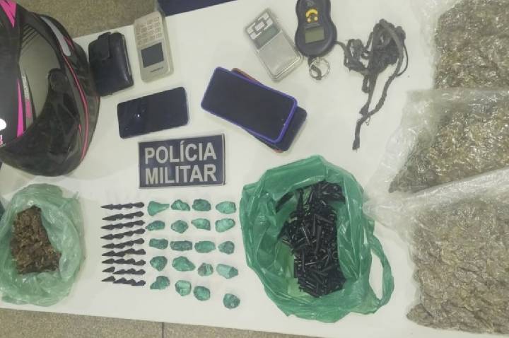 AÇÃO DA PMRO NA OPERAÇÃO BRASIL CONTRA O CRIME ORGANIZADO APREENDE MAIS DE 2,2 KG DE DROGAS E 4 PESSOAS SÃO CONDUZIDAS POR TRÁFICO NO DISTRITO DE NOVO PLANO