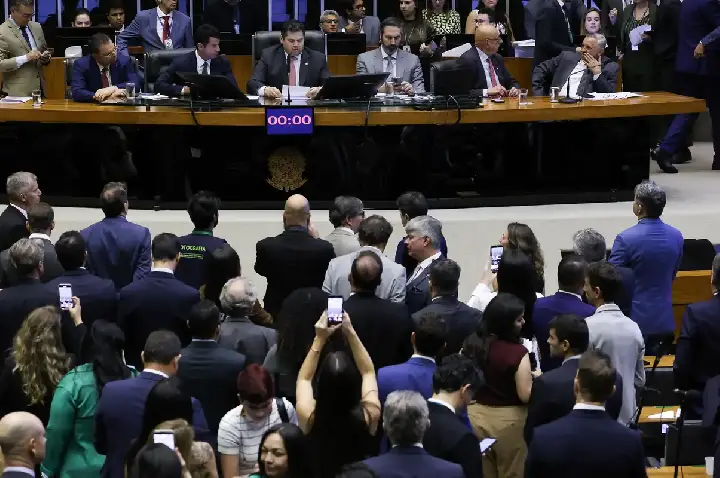 Alcolumbre marca votação da PEC pelo fim da 6x1 para quarta-feira