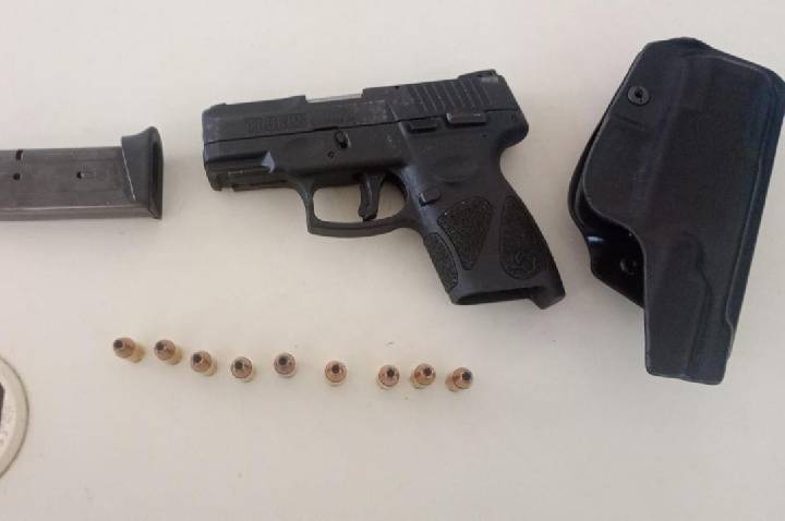 ARIQUEMES – POLÍCIA MILITAR APREENDE ARMA DE FOGO APÓS DESENTENDIMENTO NO TRÂNSITO