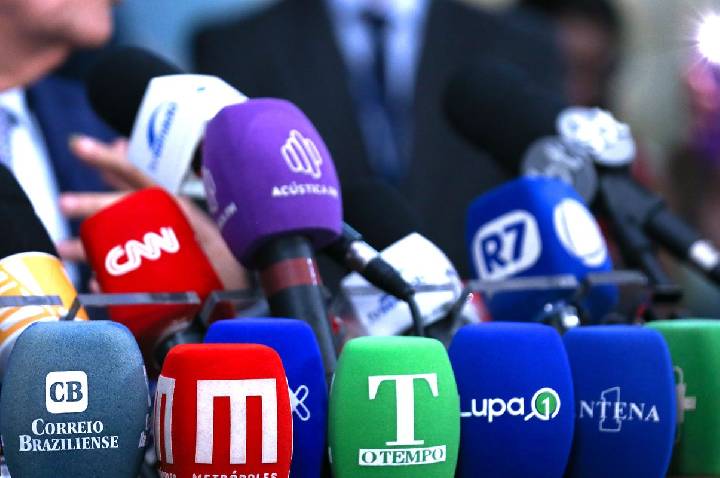Assédio e sobrecarga ameaçam saúde mental de jornalistas, diz pesquisa