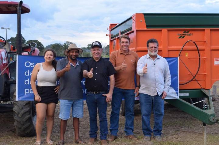 Associação rural de Monte Negro recebe implementos agrícolas com apoio do deputado Pedro Fernandes