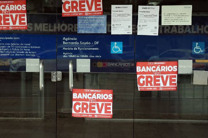 Bancários rejeitam proposta da Caixa e mantêm greve nacional
