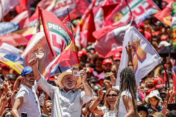 Brasil não será governado por sócios do Banco Master, diz Lula em ato