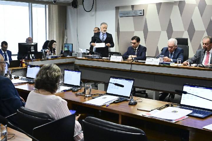 CCJ do Senado aprova PEC que acaba com jornada 6x1