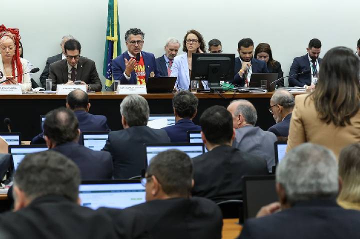 Centrão tenta derrubar transição de 60 dias para fim da escala 6x1
