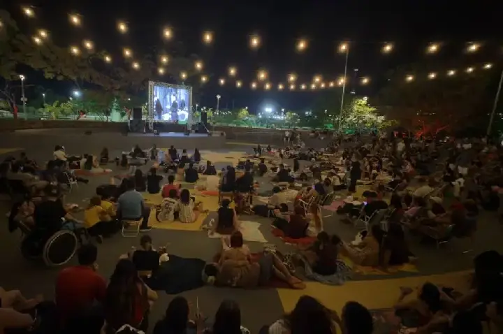 Cinema ao ar livre transforma o Dia dos Namorados em noite marcante no Parque da Cidade