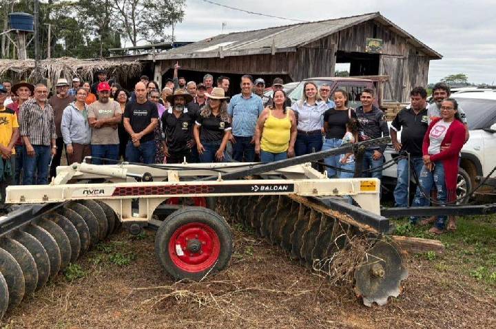Cláudia de Jesus destina grade aradora de R$ 55 mil para produtores em Buritis