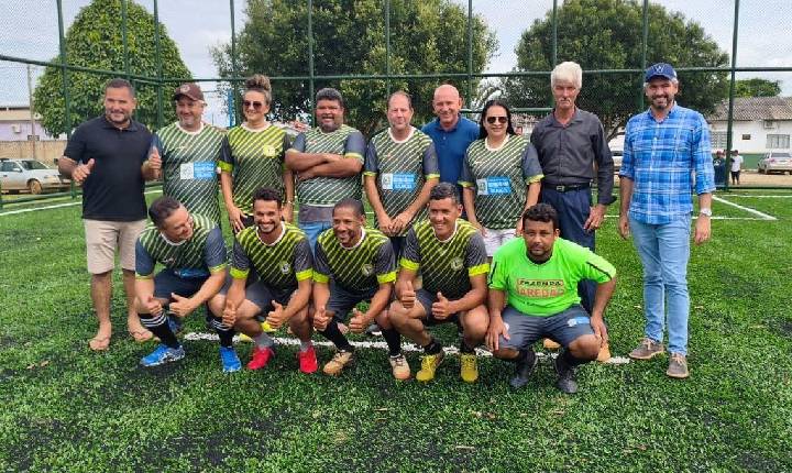 Com apoio de Ezequiel Neiva, campo sintético é revitalizado e reinaugurado em Vale do Anari