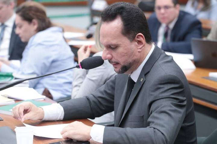 Comissão aprova incentivo fiscal para empresas que contratarem pessoas desempregadas há mais de 12 meses