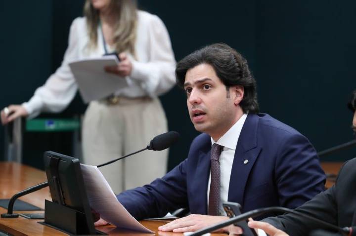 Comissão aprova inclusão de cadernos e lápis em programa de material didático
