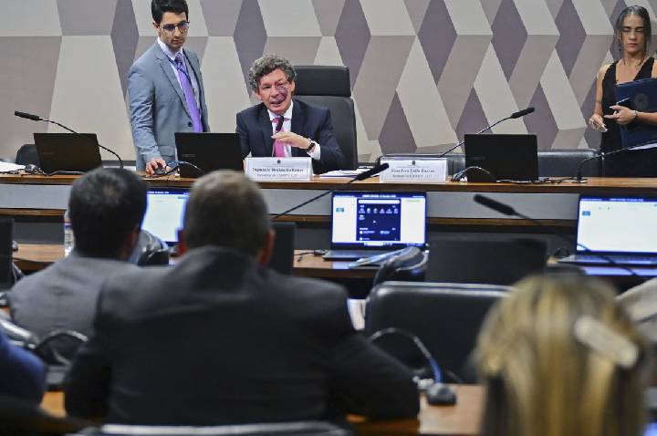 Comissão aprova MP da taxa das blusinhas: texto segue a plenários