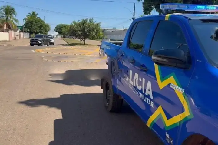 Condutora de bicicleta elétrica fica ferida após colisão com carro em rotatória