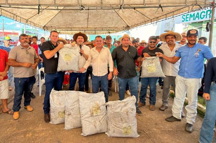 Deputado Alex Redano acompanha entrega de 11 toneladas de condicionadores de solo para produtores rurais de Ariquemes