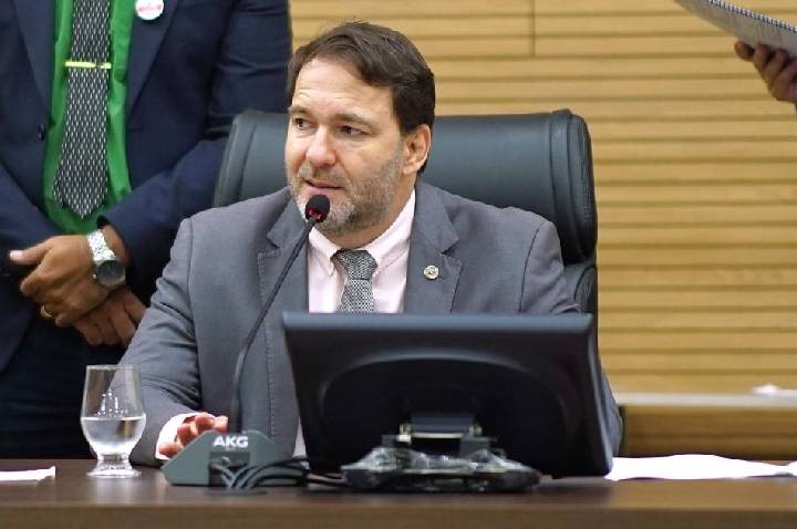 Deputado Alex Redano solicita reforma da Escola Estadual Carlos Drummond de Andrade em Candeias do Jamari