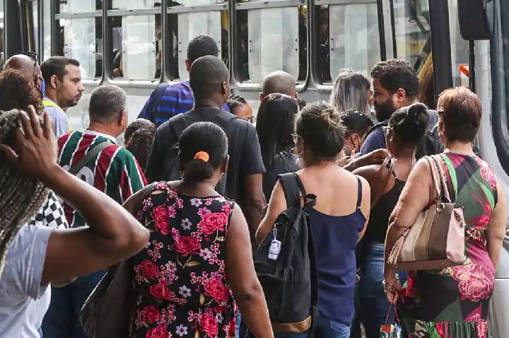 Desemprego mais longo cai 21,7% e é o menor já registrado pelo IBGE