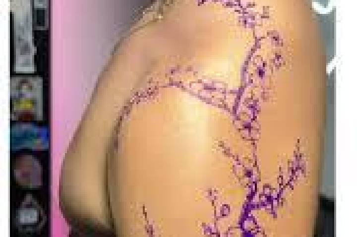 É ombro, é perna ou é outra coisa? Foto de tatuagem toma conta dos grupos de WhatsApp