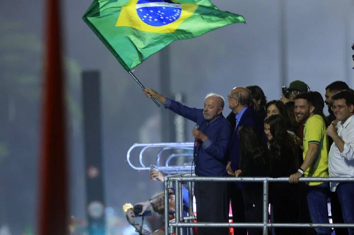 Em festa da vitória, Lula pede que público cante Hino da Independência