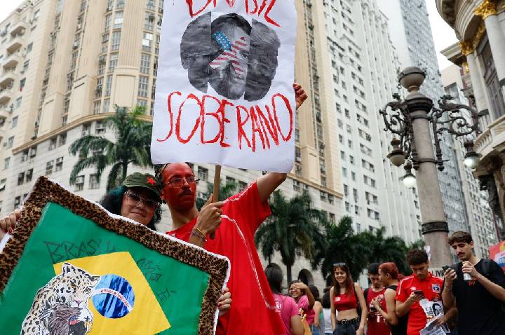 Estudantes fazem ato no Rio de Janeiro em defesa de voto em Lula