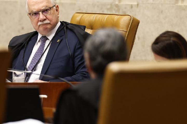 Ex-ministros e sociedade civil divulgam carta em apoio a Fachin 