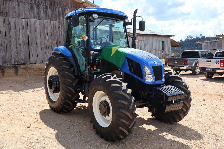 Ezequiel Neiva garante trator agrícola para a Asproval e fortalece agricultura familiar em Campo Novo de Rondônia
