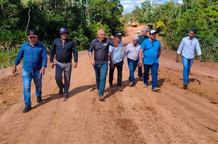 Ezequiel Neiva vistoria rebaixamento de morros em travessão no PA Belo Horizonte, em Machadinho