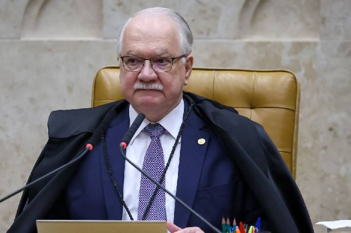 Fachin adia discussão sobre postagens de Nossa Senhora no STF