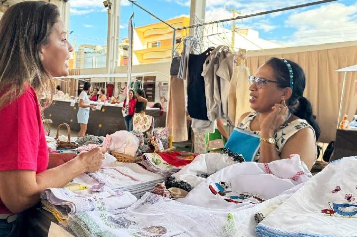 Feira de artesanato e gastronomia reúne expositores e público em Cacoal