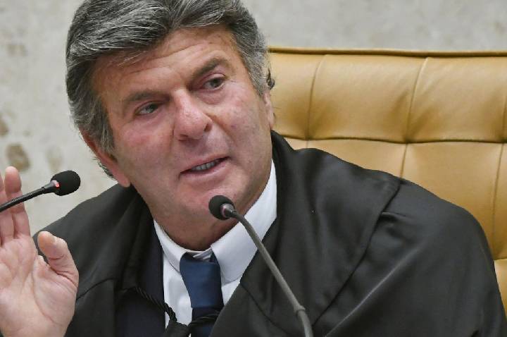 Fux suspende decisão de Dino que restabelecia posts de Nossa Senhora