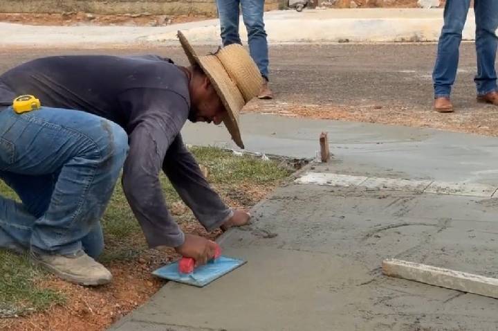 Gislaine Lebrinha acompanha obra de calçadas em Seringueiras