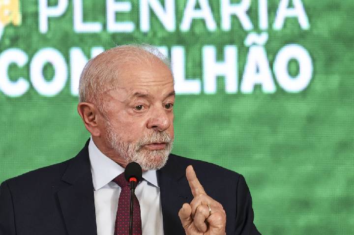Governo estuda devolução de celular roubado nos Correios, diz Lula
