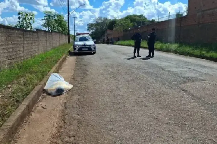 Homem é encontrado morto com perfuração de faca no peito na capital