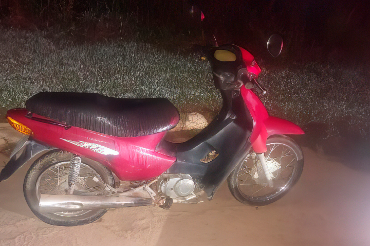 JI-PARANÁ – APÓS DENÚNCIA, PM RECUPERA MOTO ABANDONADA COM RESTRIÇÃO CRIMINAL