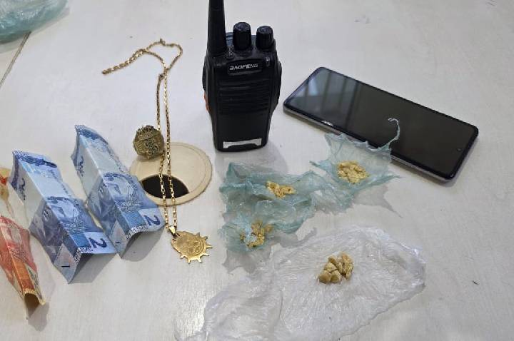 JI-PARANÁ – MENOR ENVOLVIDO COM FACÇÃO CRIMINOSA É APREENDIDO COM DROGAS PELA PM NO BAIRRO PRIMAVERA