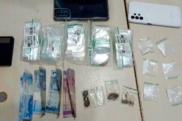 JI-PARANÁ – POLÍCIA MILITAR PRENDE TRIO SUSPEITO DE TRÁFICO DE DROGAS NO BOSQUE DOS IPÊS