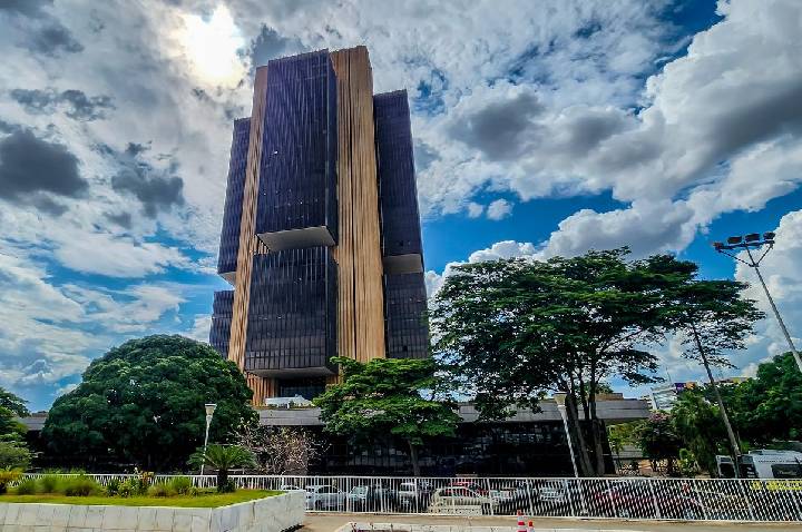 Juros pressionam a dívida mais que gastos públicos, dizem economistas