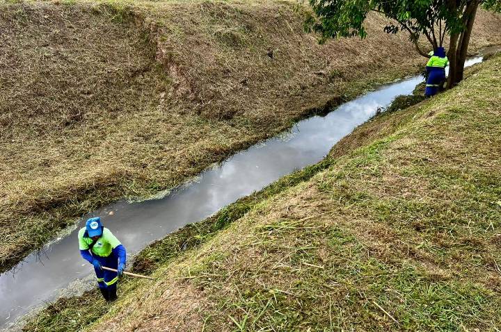 Limpeza do Canal dos Tanques retira mais de 27 toneladas de resíduos e reforça prevenção para o período chuvoso