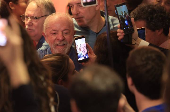 Lula agradece votos e diz que teve de vencer intromissão vinda de fora