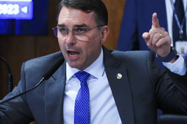 Missão pede investigação sobre filiação falsa de Flávio ao partido