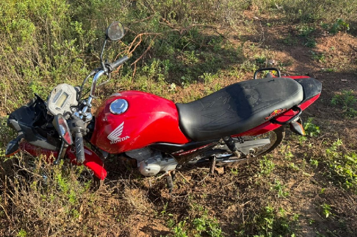 Motocicleta furtada é recuperada pela Polícia Militar em terreno baldio