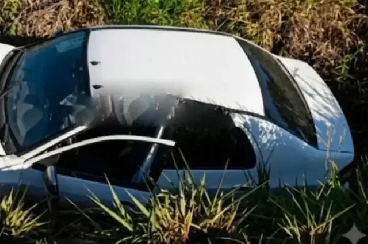 Motorista fica ferida após carro cair em vala na RO-135