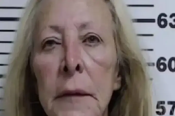 Mulher é condenada à prisão perpétua nos EUA após matar o próprio filho e ocultar corpo atrás de parede falsa