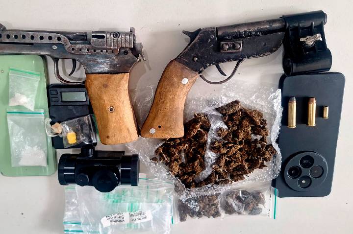 OURO PRETO DO OESTE – POLÍCIA MILITAR APREENDE ENTORPECENTES, ARMAS E CONDUZ SUSPEITO DURANTE OPERAÇÃO