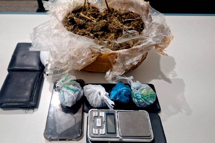 OURO PRETO DO OESTE – POLÍCIA MILITAR APREENDE QUASE MEIO QUILO DE DROGAS E PRENDE DOIS SUSPEITOS