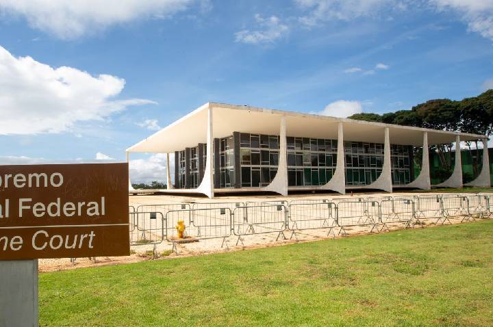 PF conclui que Flávio Bolsonaro cometeu calúnia contra Lula nas redes