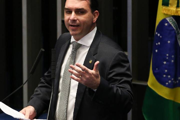 PGR pede que Flávio Bolsonaro seja ouvido por calúnia contra Lula