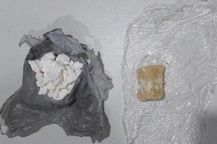 PM APREENDE DROGAS E BALANÇA DE PRECISÃO EM ÁREA CONHECIDA PELO TRÁFICO