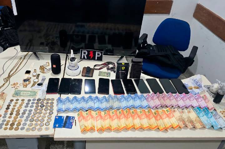 POLÍCIA MILITAR PRENDE SUSPEITO DE TRÁFICO DE DROGAS E APREENDE ENTORPECENTES, DINHEIRO E DIVERSOS OBJETOS EM JI-PARANÁ