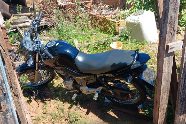 Polícia Militar recupera motocicleta furtada, apreende droga e prende suspeito reincidente em Cacoal