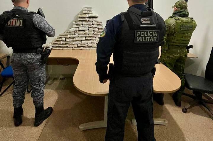 POLÍCIA MILITARAPREENDE MAIS DE 65 QUILOS DE MACONHA E PRENDE DUAS PESSOAS