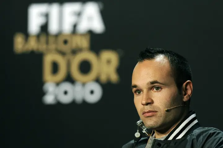‘Por justiça’: Iniesta levanta bandeira e opina sobre vencedor da Bola de Ouro